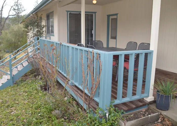 Beautiful 3 Bedroom Home Located Near Yosemite